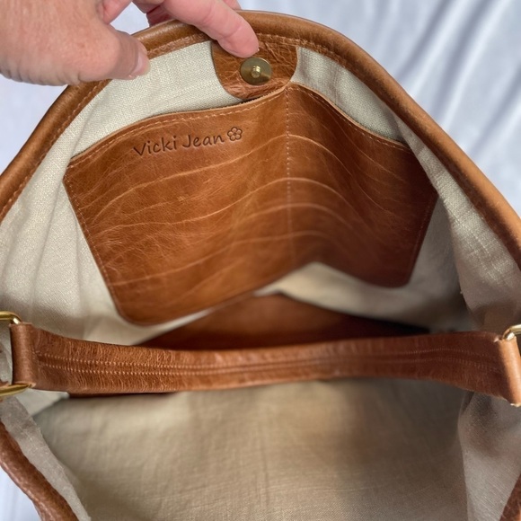 Tan and Brown Hobo Bag with Elegant Design - Picture 4 of 8